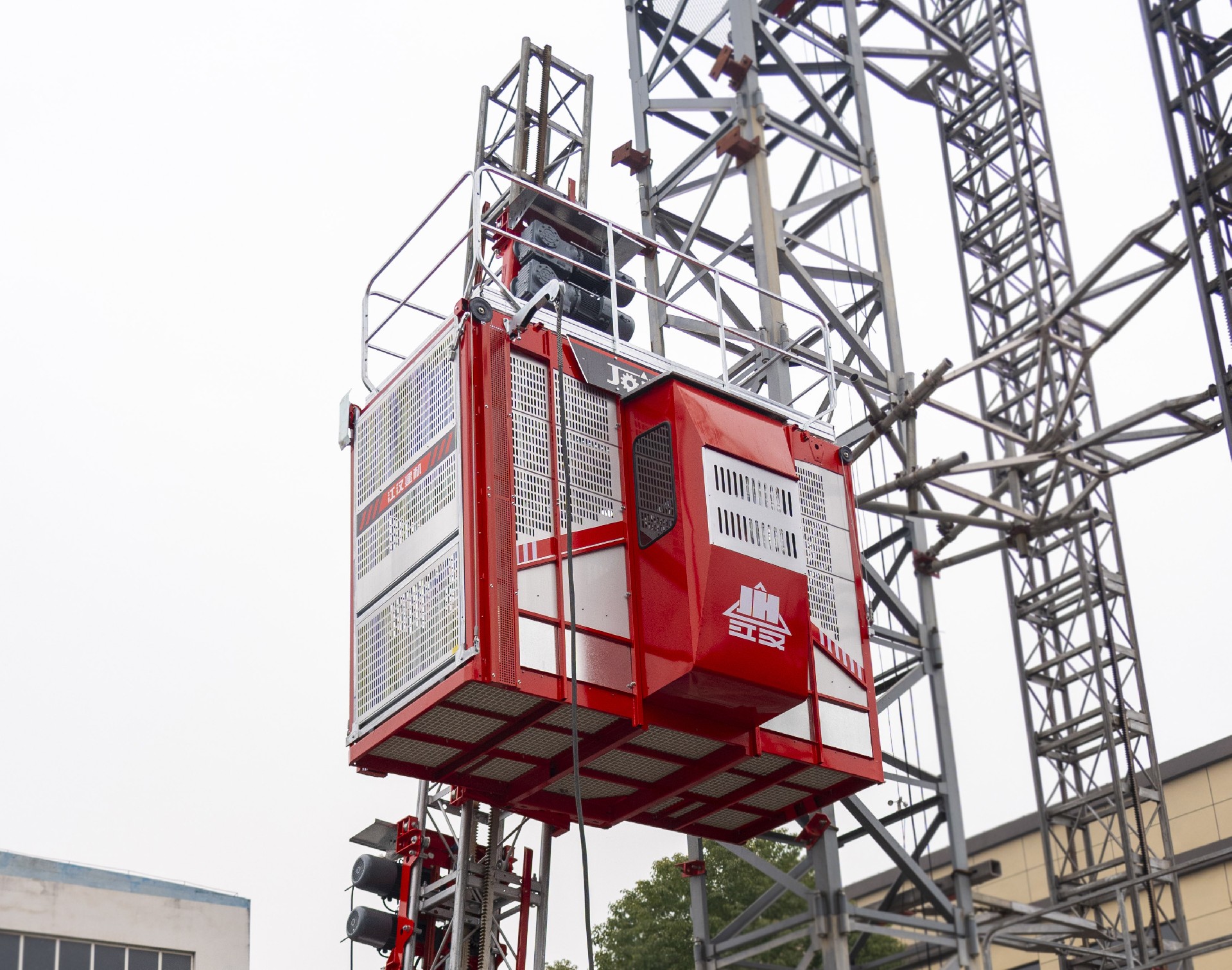 角度可變傾斜式施工升降機(jī)